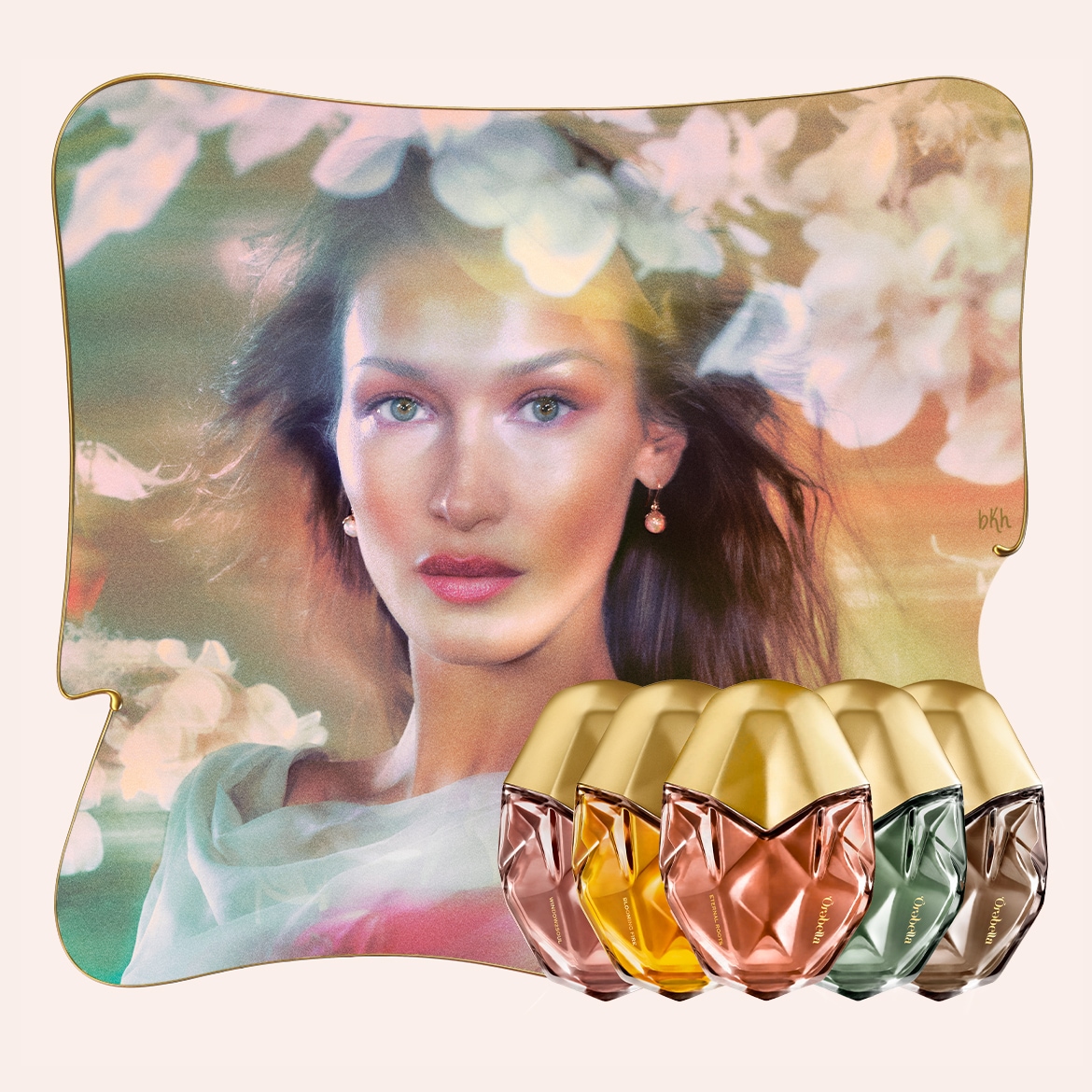 Entdecke Orabella Parfums, präsentiert von Bella Hadid, in einer Palette von Düften, die in facettierten Flakons mit goldenen Kappen angeboten werden.