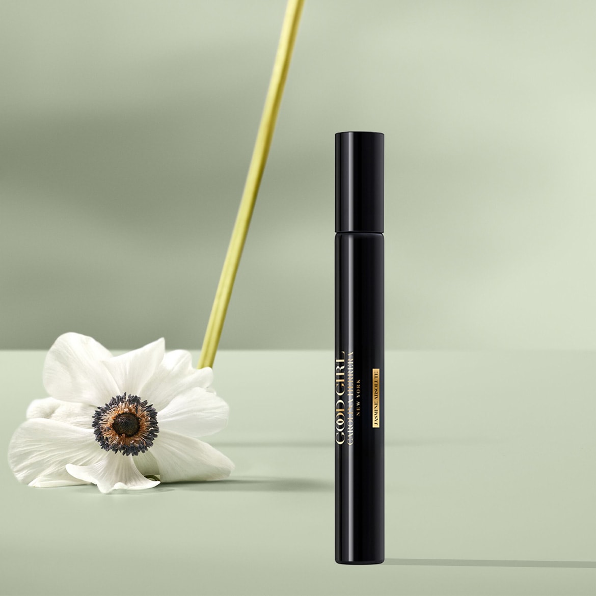 Entdecke Good Girl Carolina Herrera New York Jasmine Absolute, präsentiert in einer schlanken, schwarzen Flasche, die Eleganz und Stil verkörpert.