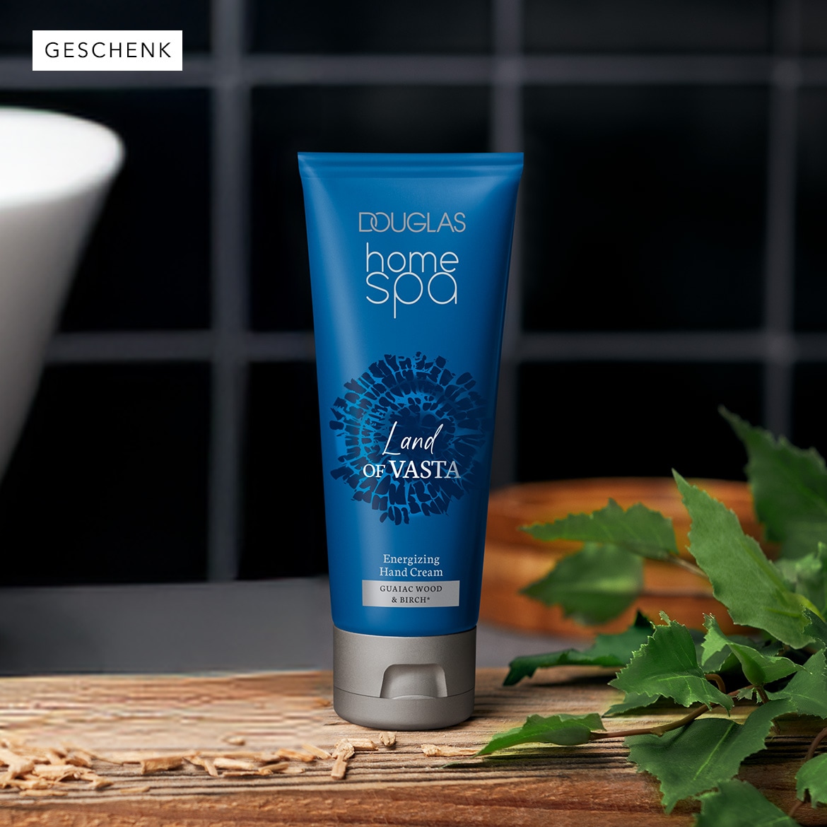 Die blaue Tube Douglas Home Spa Handcreme "Land of Vasta" mit Holz- und Birkenextrakten sorgt für Energie und Pflege.