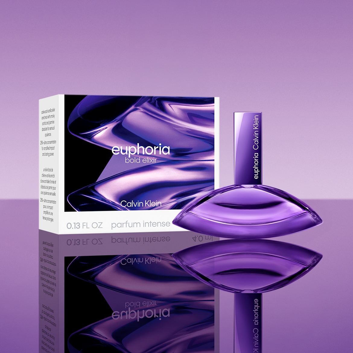Entdecken Sie Calvin Kleins Euphoria Bold Elixir, ein Parfum Intense in einer lilafarbenen Flasche, die auf einem spiegelnden Untergrund steht und dessen Verpackung Noten von rauchiger Orchidee und Jasmin ankündigt.