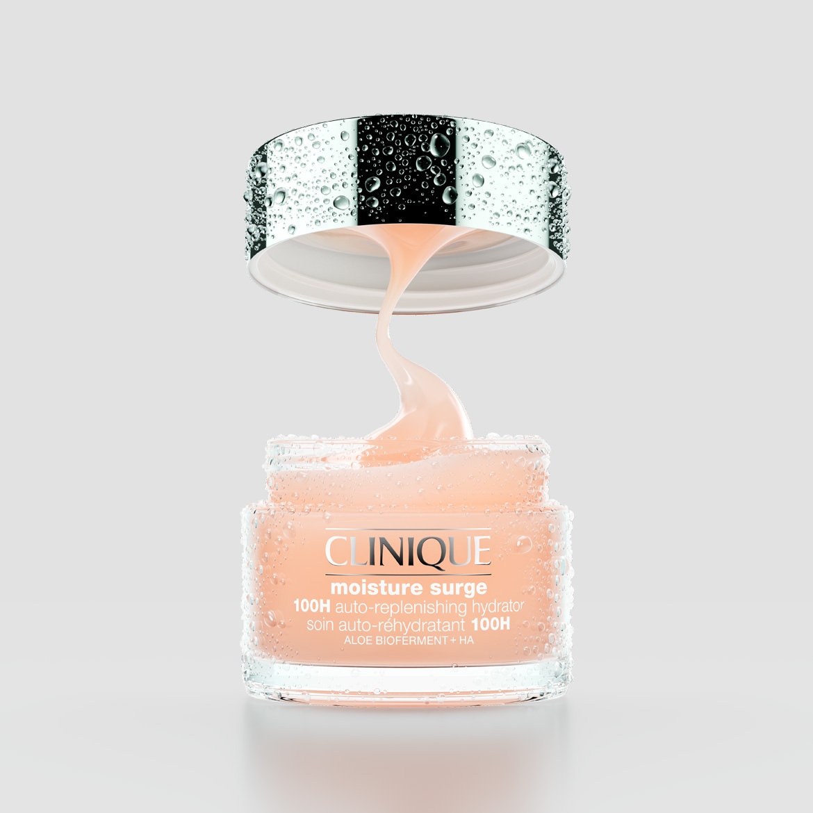 Die Clinique Moisture Surge 100H Auto-Replenishing Hydrator Creme in einem transparenten Glasgefäß mit einem silbernen Deckel, aus dem die rosafarbene Creme herausfließt, ist ideal für eine intensive Feuchtigkeitspflege.