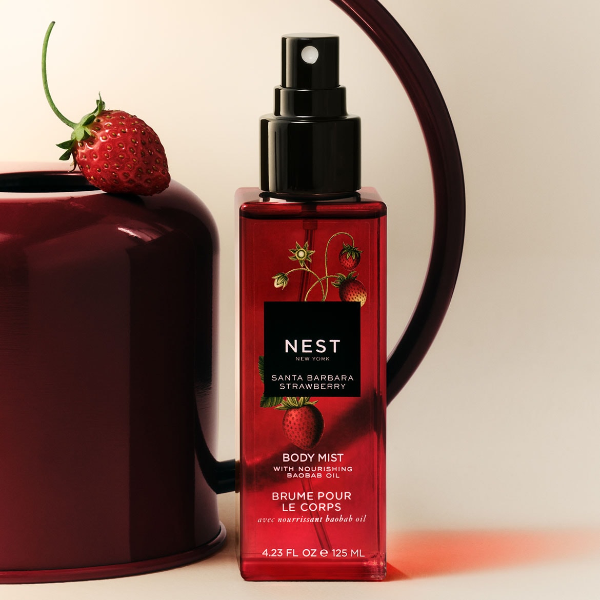 Entdecken Sie den Nest New York Santa Barbara Strawberry Body Mist, angereichert mit nährendem Baobab-Öl, in einer roten 125-ml-Flasche mit Erdbeerdesign.
