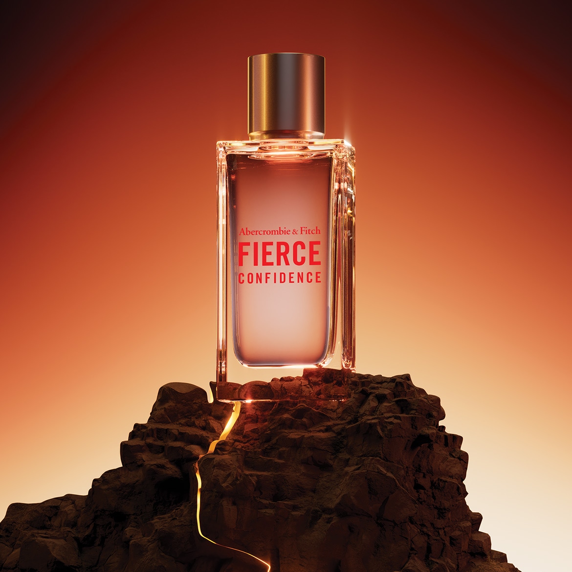 Ein Flakon Fierce Confidence von Abercrombie & Fitch steht auf einem Felsen und versprüht mit seinem Duft Selbstbewusstsein.