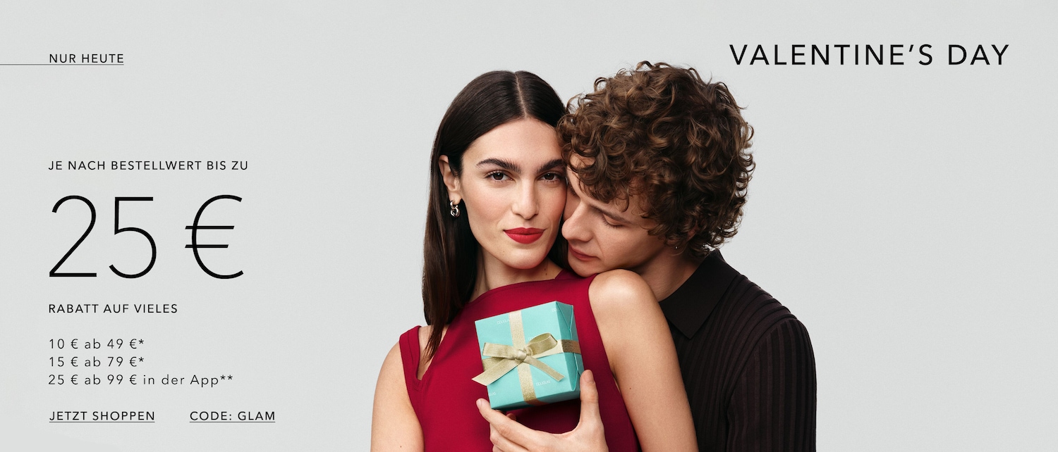 Valentinstagsspecial: Bis zu 25€ Rabatt auf viele Artikel sichern! Die Frau im roten Kleid hält eine hellblaue Geschenkbox mit goldener Schleife, während ein Mann sie umarmt.