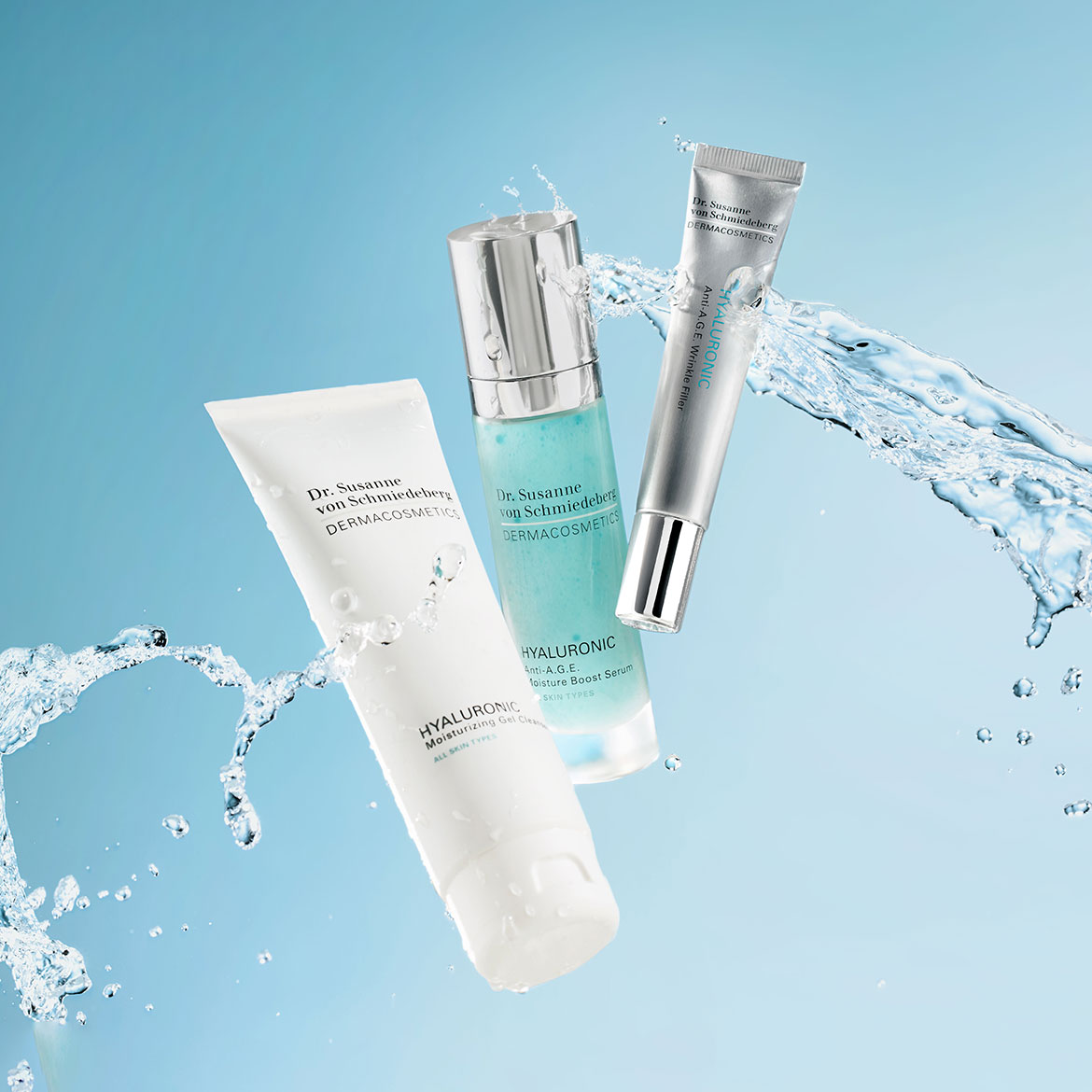 Dr. Susanne von Schmiedeberg DERMACOSMETICS Hyaluronik feuchtigkeitsspendendes Gel für alle Hauttypen in weißer Verpackung, Anti-A.G.E. Feuchtigkeitsserum für alle Hauttypen in blaugrüner Verpackung und Anti-A.G.E. Faltenfüller in silberner Verpackung.