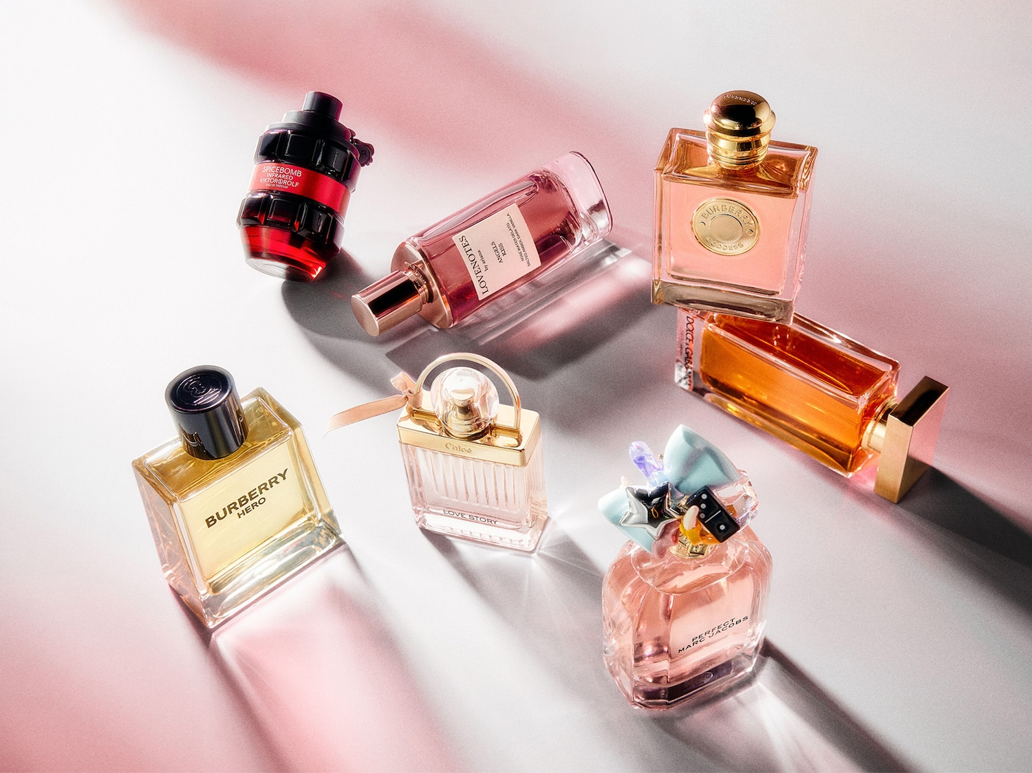 Entdecke eine vielfältige Auswahl an Parfums, darunter Spicebomb Infrared von Viktor&Rolf, Burberry Hero und Love Story von Chloé, präsentiert in eleganten Flakons.