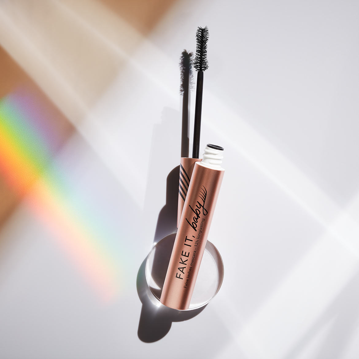 Die roségoldene Mascara "FAKE IT, baby!" mit einer schwarzen Bürste für falsche Wimpern und 12 Stunden Haltbarkeit.