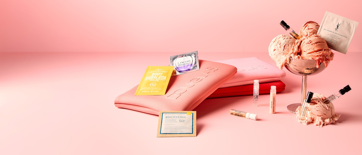 Auf einem rosa Untergrund sind Produktproben wie Lotionen, Cremes und Foundations platziert, die zum Ausprobieren einladen.