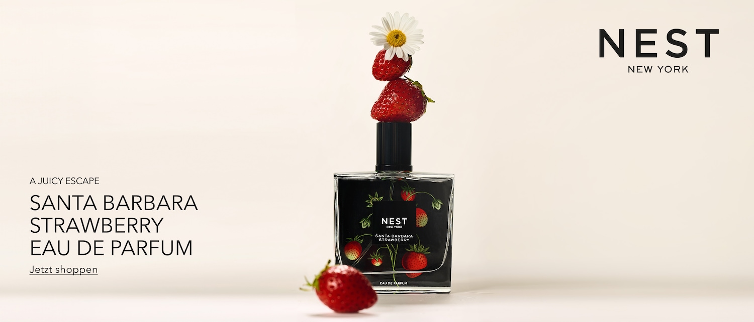 Entdecke NEST New Yorks Santa Barbara Strawberry Eau de Parfum: ein fruchtiger Duft in einer klaren Flasche mit Erdbeermuster, gekrönt von frischen Erdbeeren und einer Gänseblümchen. Jetzt shoppen!