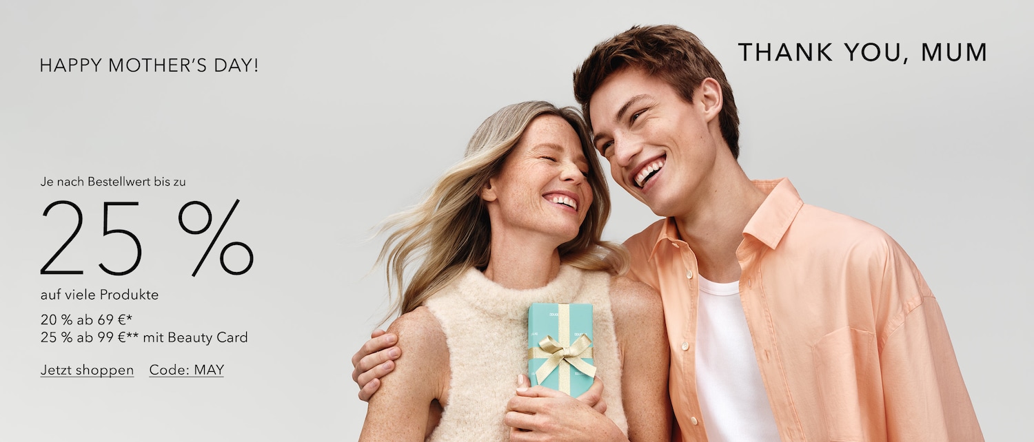 Fröhlichen Muttertag! Ein lächelnder junger Mann umarmt seine Mutter, die ein hellblaues Geschenk mit goldener Schleife hält; je nach Bestellwert bis zu 25 % Rabatt auf viele Produkte sichern. Jetzt shoppen mit dem Code: MAY.