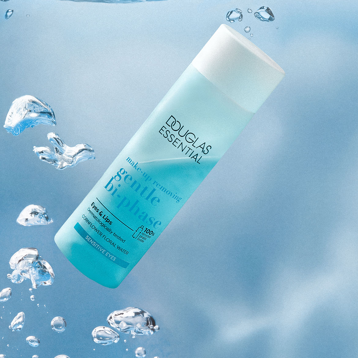 Das Douglas Essential Make-up-Entferner, eine sanfte 2-Phasen-Formel für Augen und Lippen, dermatologisch getestet und mit Kornblumenwasser angereichert, ist ideal für empfindliche Augen und in einer zu 100 % recycelten Flasche erhältlich.