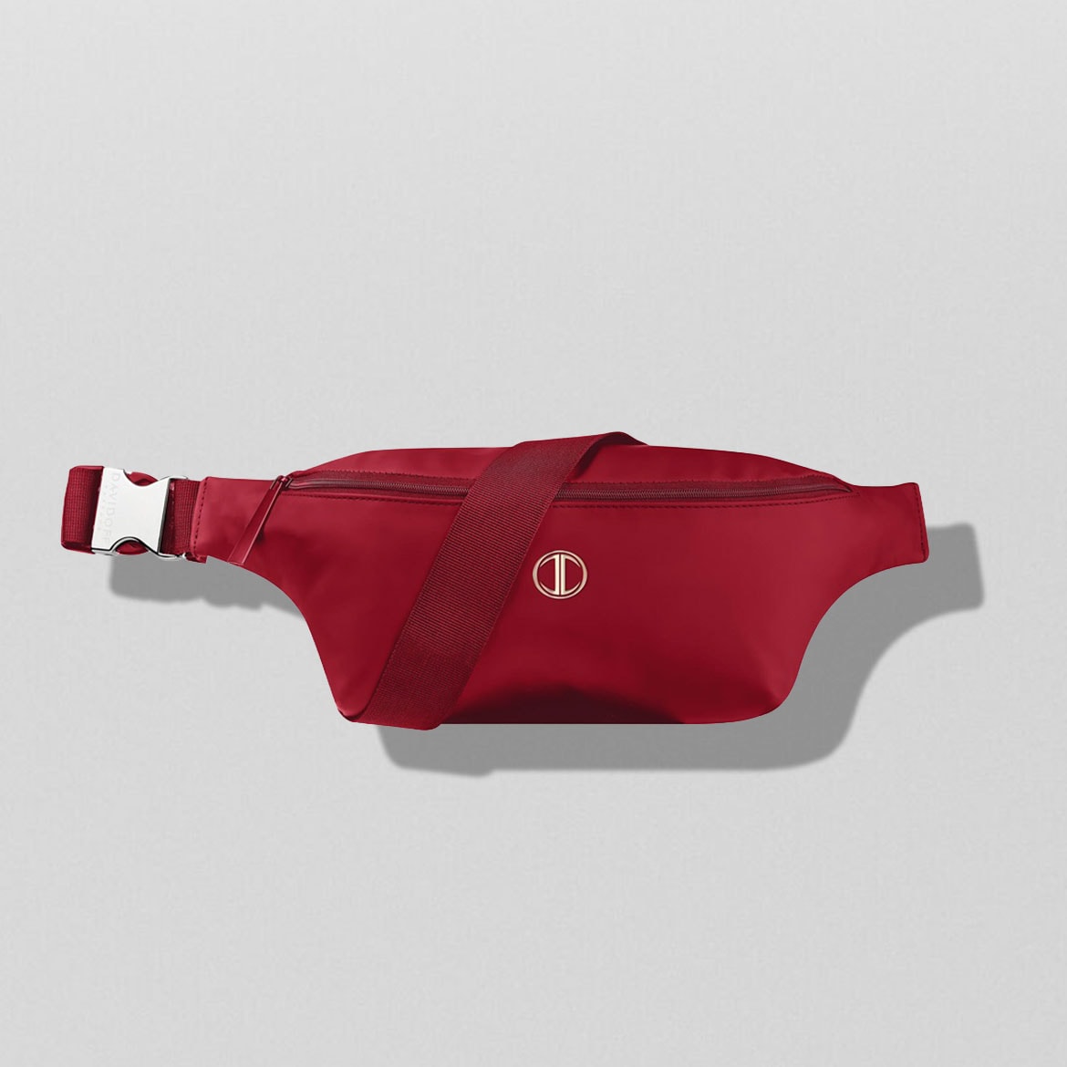 Eine rote Gürteltasche mit einem verstellbaren Riemen und einem silbernen Schnallenverschluss, die sich perfekt für die Aufbewahrung von wichtigen Dingen eignet.