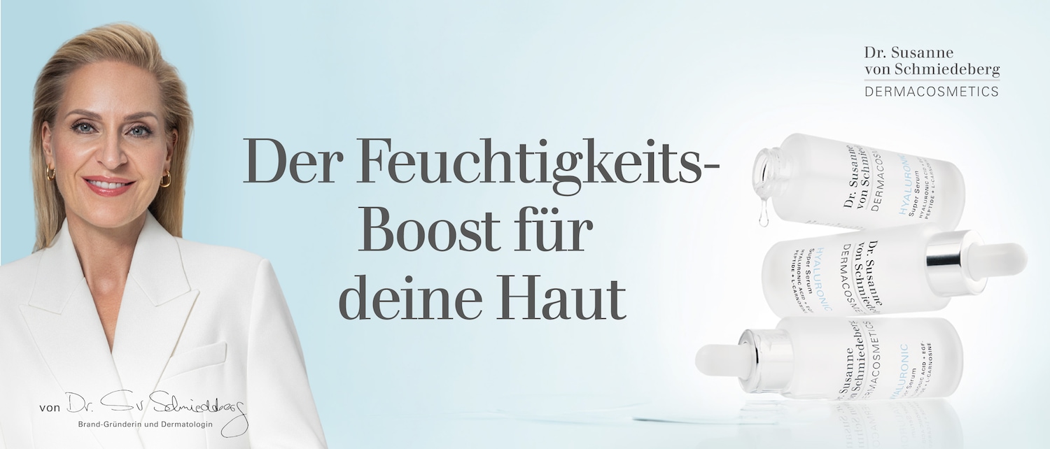 Dr. Susanne von Schmiedeberg, Brand-Gründerin und Dermatologin, lächelt in die Kamera und präsentiert den Feuchtigkeits-Boost für deine Haut.