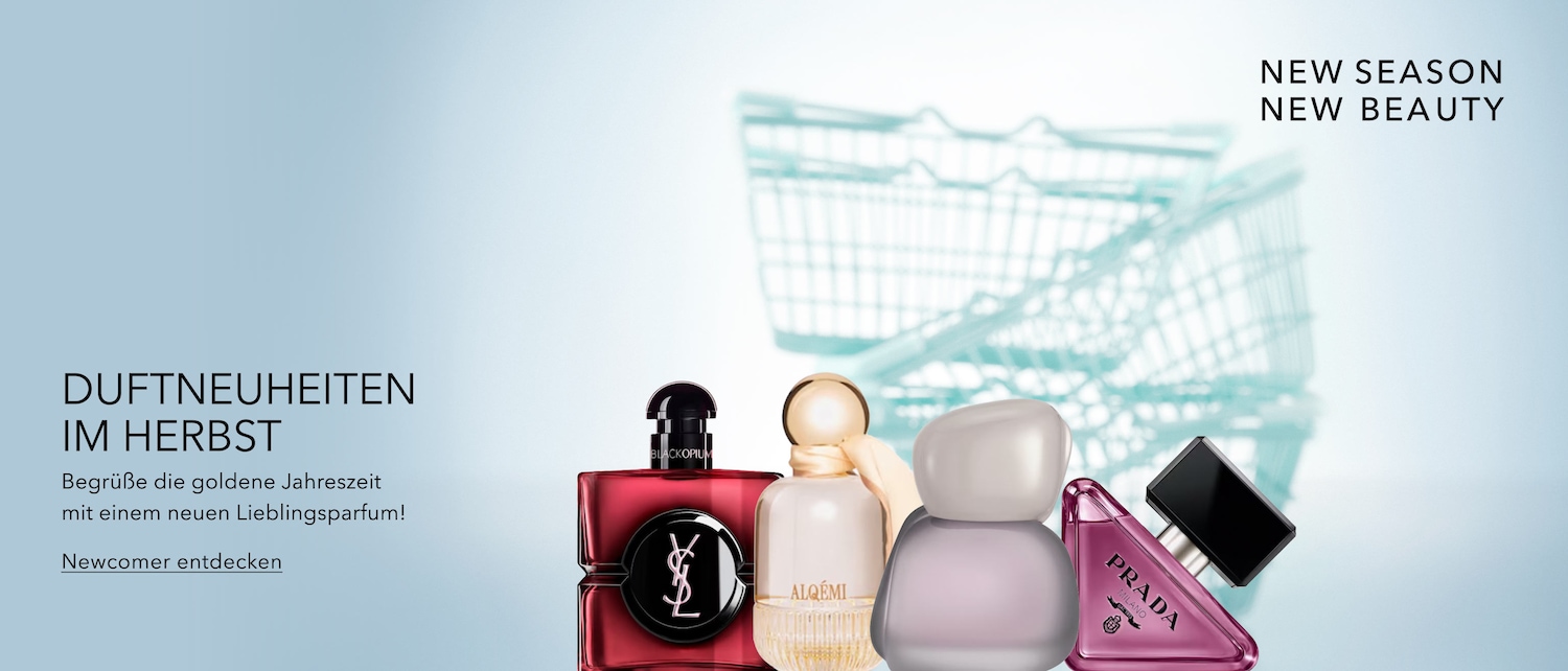 Entdecken Sie die Duftneuheiten für den Herbst mit einer Auswahl an Parfums von YSL Black Opium, Alqémi und Prada, die vor einem verschwommenen Einkaufswagen auf hellblauem Hintergrund präsentiert werden.