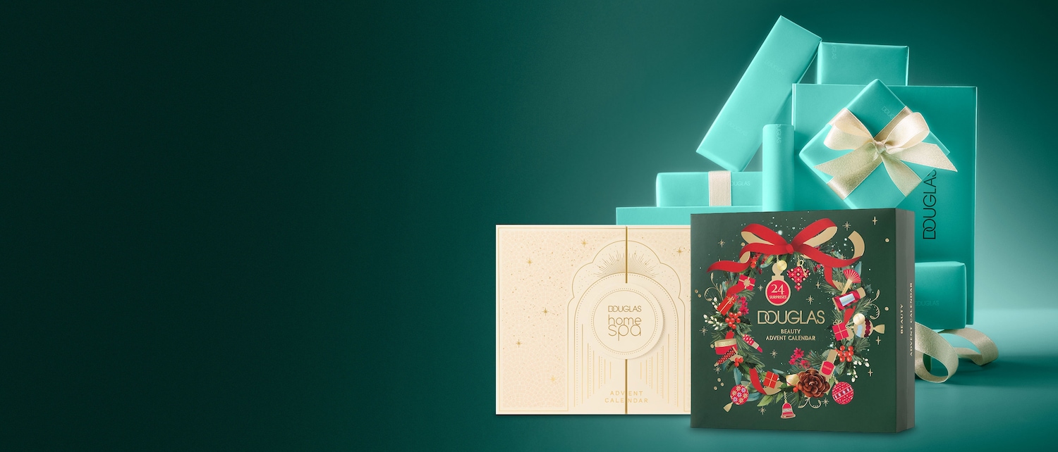 Entdecken Sie den Douglas Home Spa Adventskalender in Beige mit goldenen Akzenten und den Douglas Beauty Adventskalender in Dunkelgrün mit festlichem Kranzdesign, beide bereit für die Weihnachtszeit.