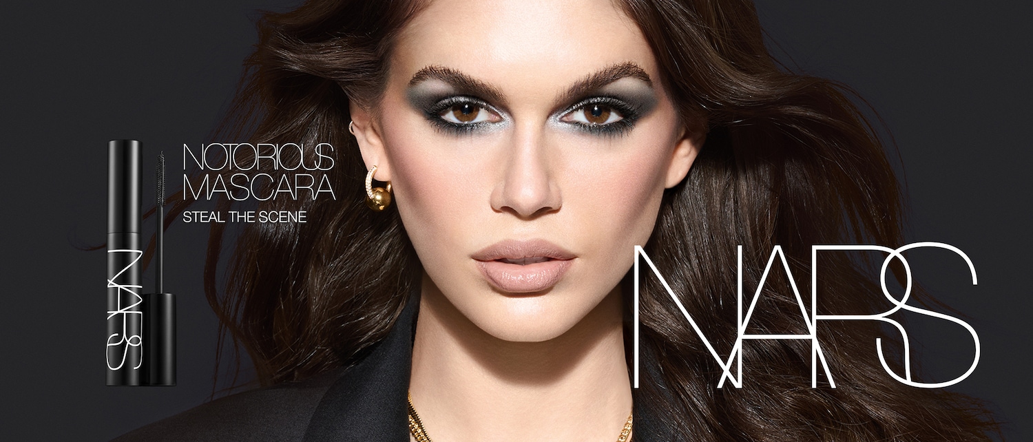 Entdecken Sie die NARS Notorious Mascara, die Ihre Wimpern verlängert und verdichtet, um einen dramatischen Look zu kreieren, der alle Blicke auf sich zieht.
