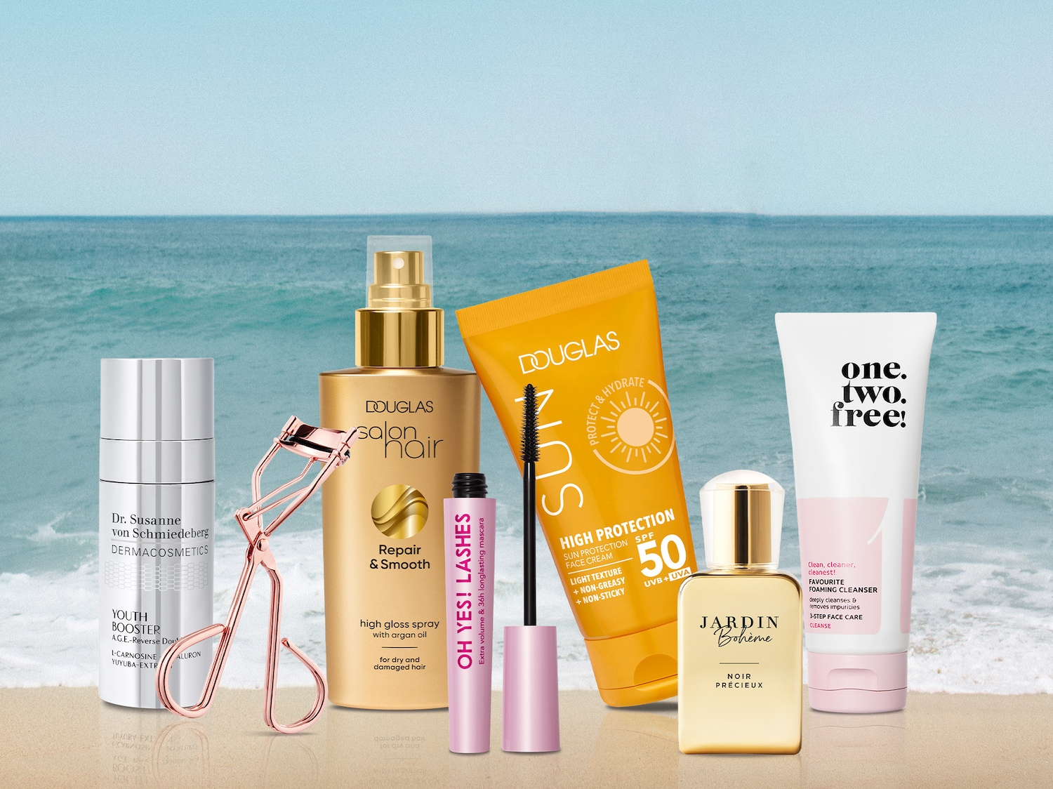 Entdecken Sie eine Auswahl an Schönheitsprodukten vor dem Hintergrund eines ruhigen Strandes, darunter Hautpflege und Make-up von Douglas, die Ihnen helfen, Ihre natürliche Schönheit zu unterstreichen.